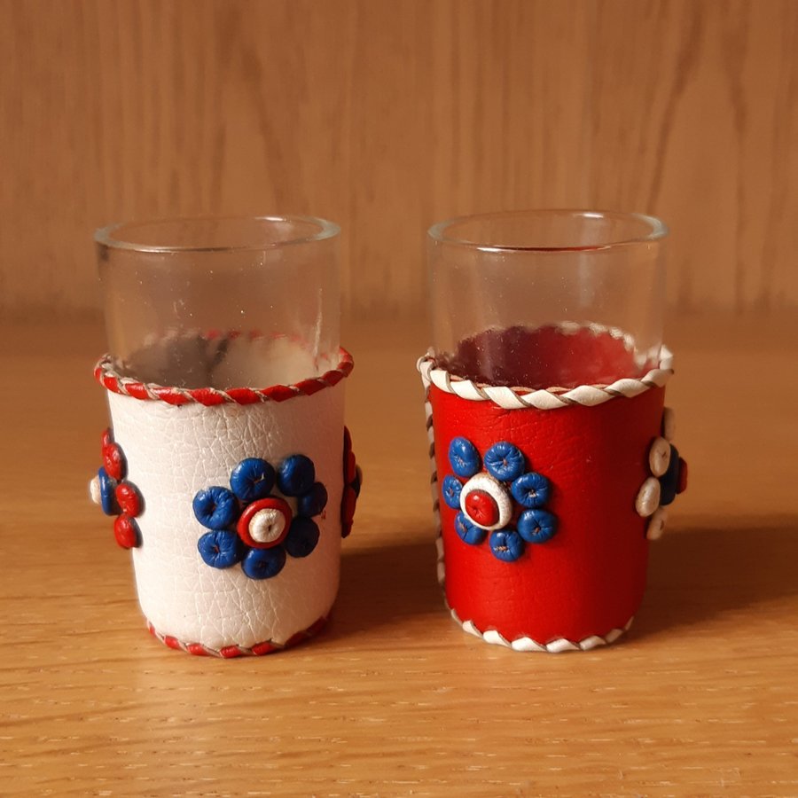 Två små snapsglas nubbeglas shotglas läder hemslöjd allmoge retro vintage
