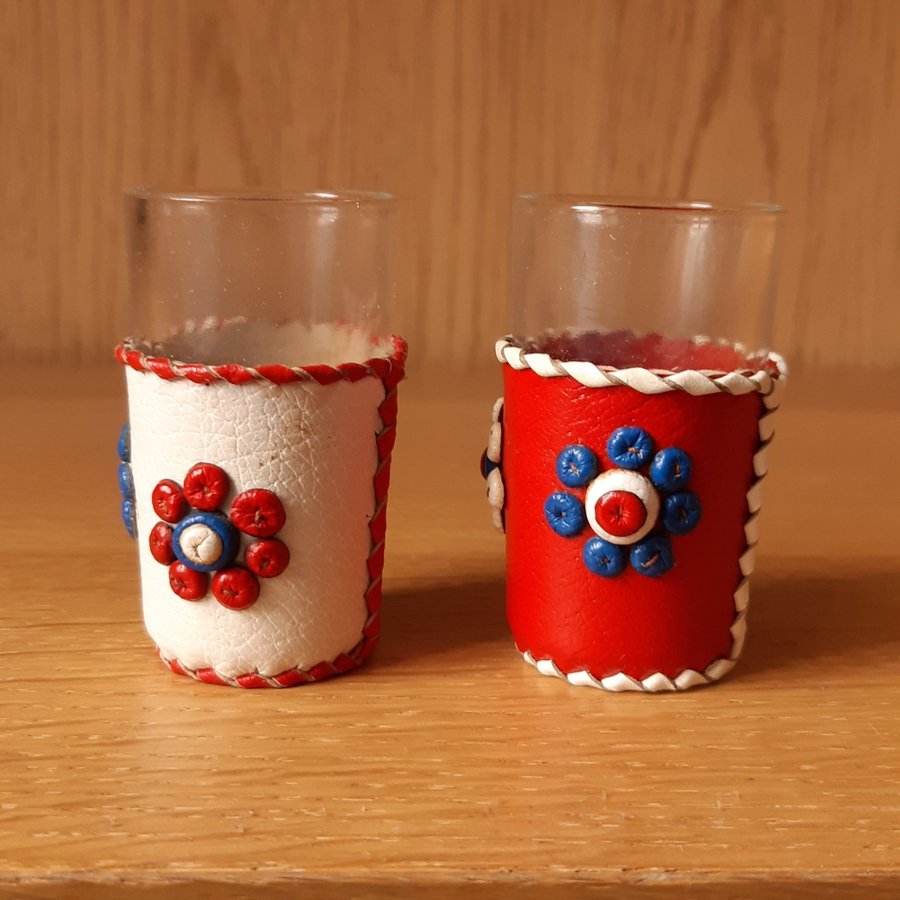 Två små snapsglas nubbeglas shotglas läder hemslöjd allmoge retro vintage