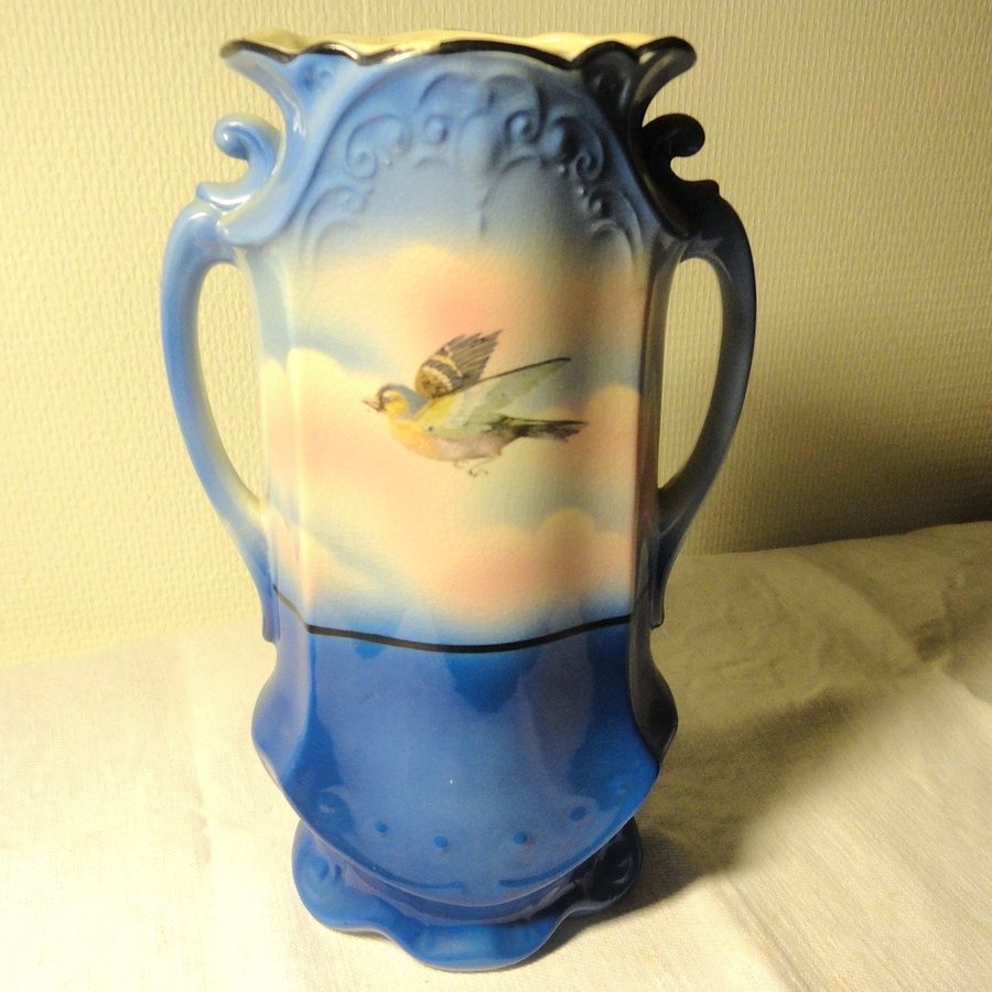 Antik stor blå vas av porslin - motiv med fåglar och fjäril Höjd 26 cm
