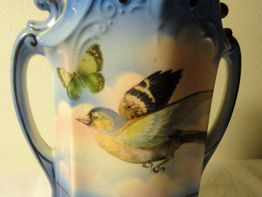 Antik stor blå vas av porslin - motiv med fåglar och fjäril Höjd 26 cm