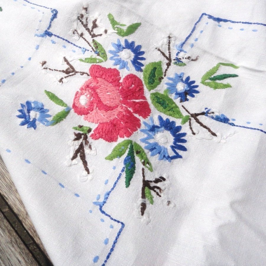 Gammal duk / kaffeduk - handbroderad med rosor och blå blommor 114 x 114 cm