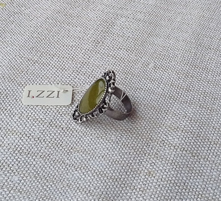 Ny ring med fint ornament och oval grön sten nickelfri metall 19/L