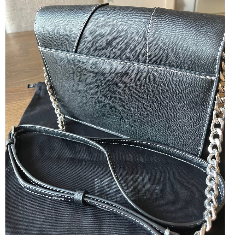 Karl Lagerfeld- Crossbody väska med stjärndetalj