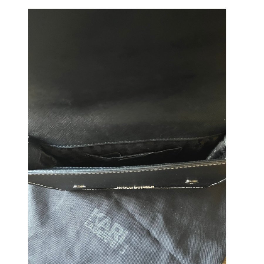 Karl Lagerfeld- Crossbody väska med stjärndetalj