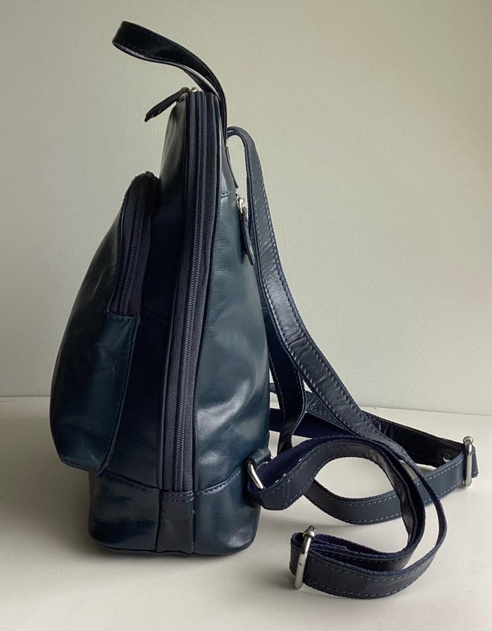 THE MONTE - Ryggsäck - mörkblå i äkta läder H: 32cm i fint skick