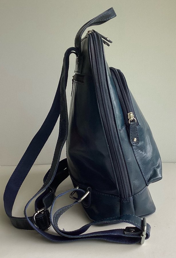 THE MONTE - Ryggsäck - mörkblå i äkta läder H: 32cm i fint skick