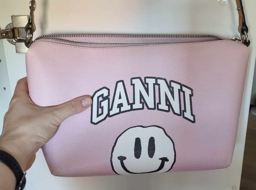 GANNI Coated Canvas A3171 taske skuldertaske i rosa så smuk!