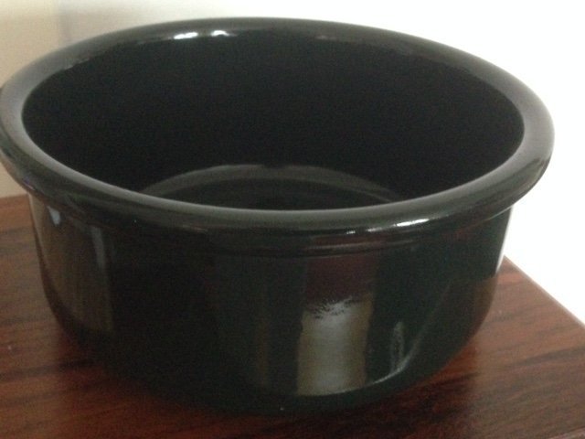 Höganäs Keramik serveringsskål  i svart/mörk grön färg i serien Höganäs Kök