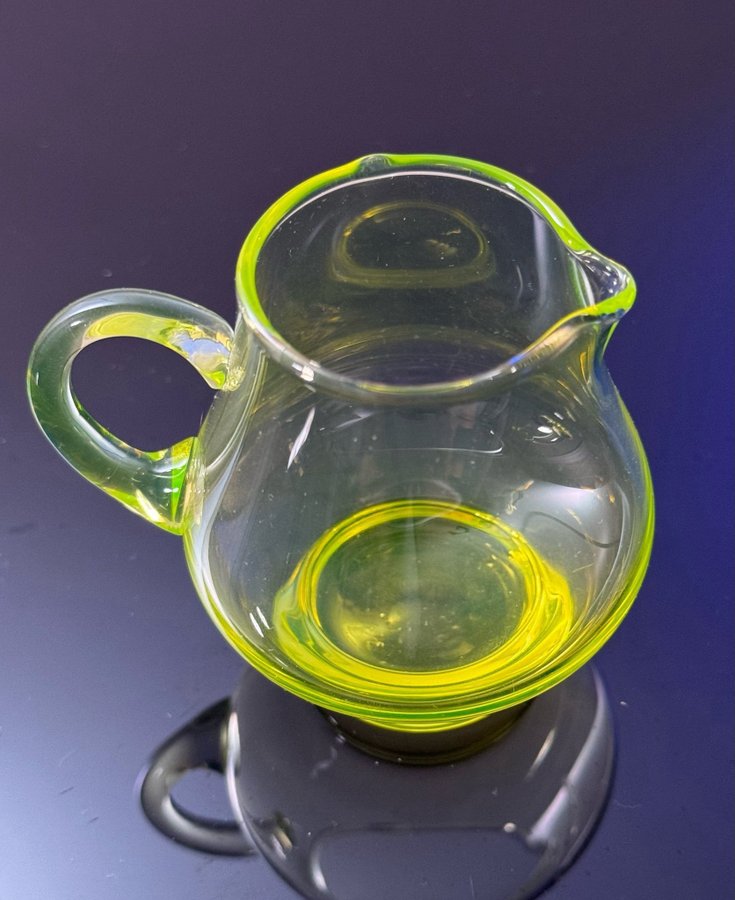 Gräddkanna - Riihimäen Lasi / uranglas uran uranium glass uranium/ antikt