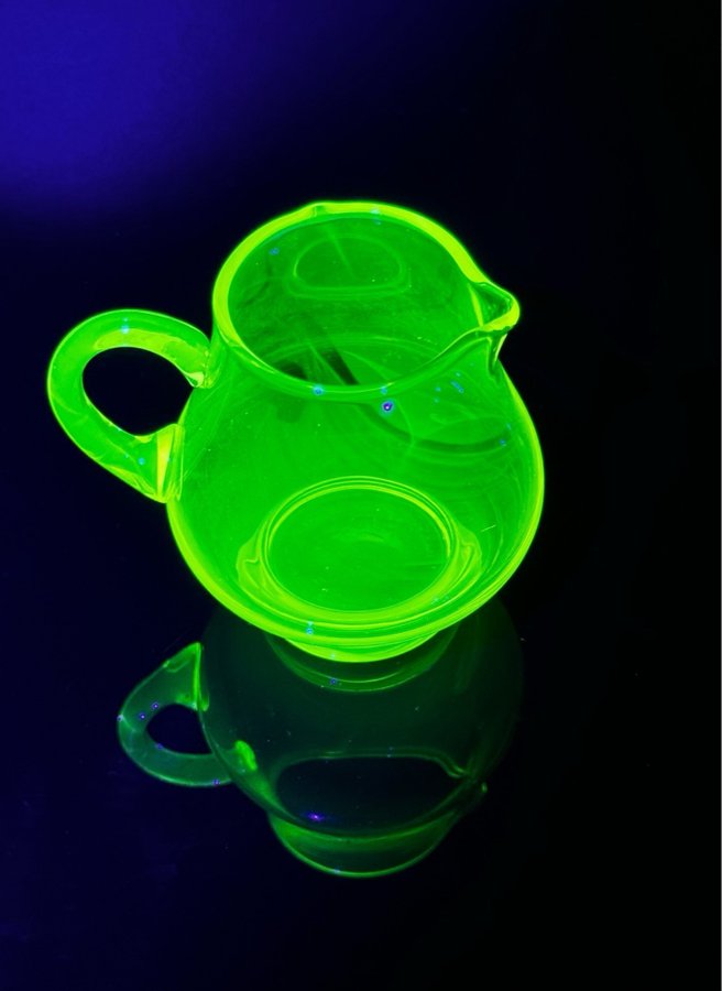 Gräddkanna - Riihimäen Lasi / uranglas uran uranium glass uranium/ antikt