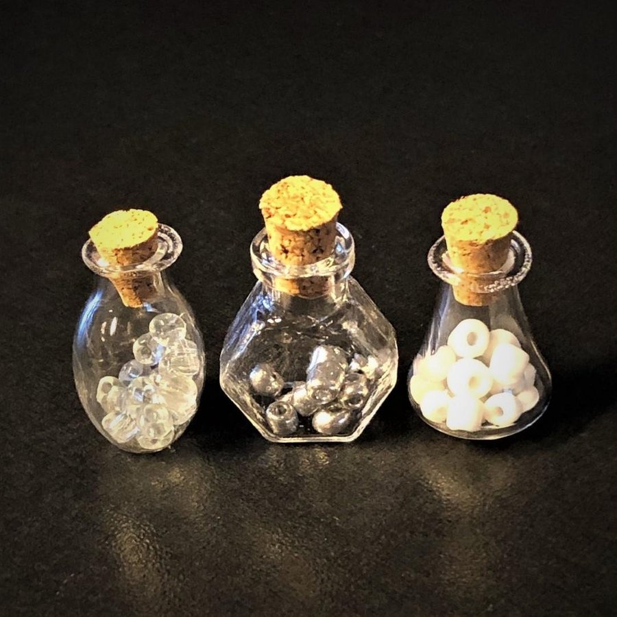 3x Miniatyr flaskor/vaser i klart glas med glaspärlor dockskåp dockhus 1:12