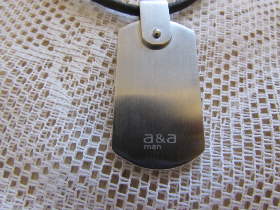 Nytt halsband man kille Svart läder stål design AA "dog tag" nypris 449 kr