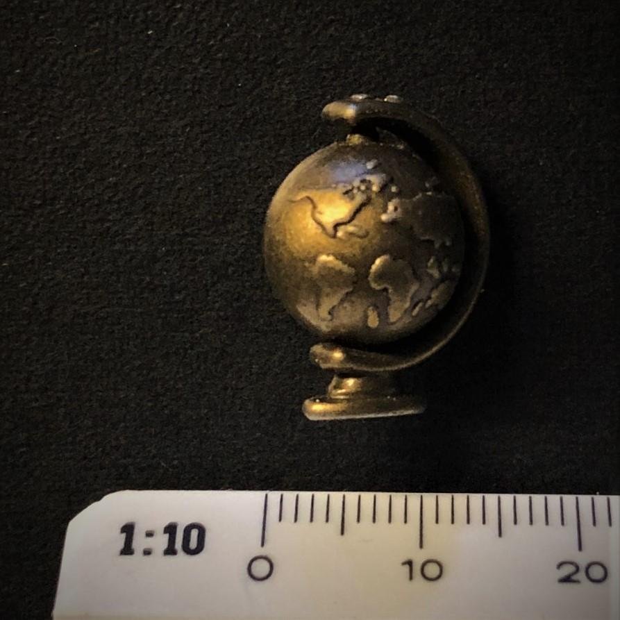 Miniatyr Jordglob i metall tittskåp dockskåp dockhus 1:12 Lundby