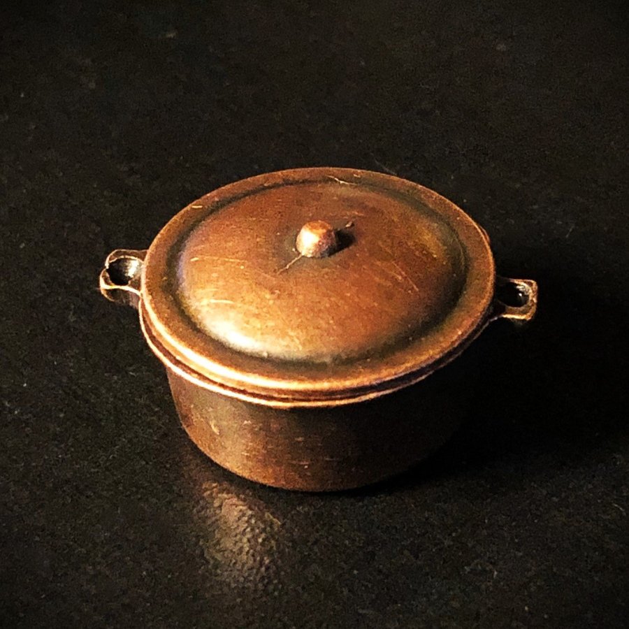 Miniatyr; Karott med lock i kopparfärgad metall dockskåp dockhus 1:12