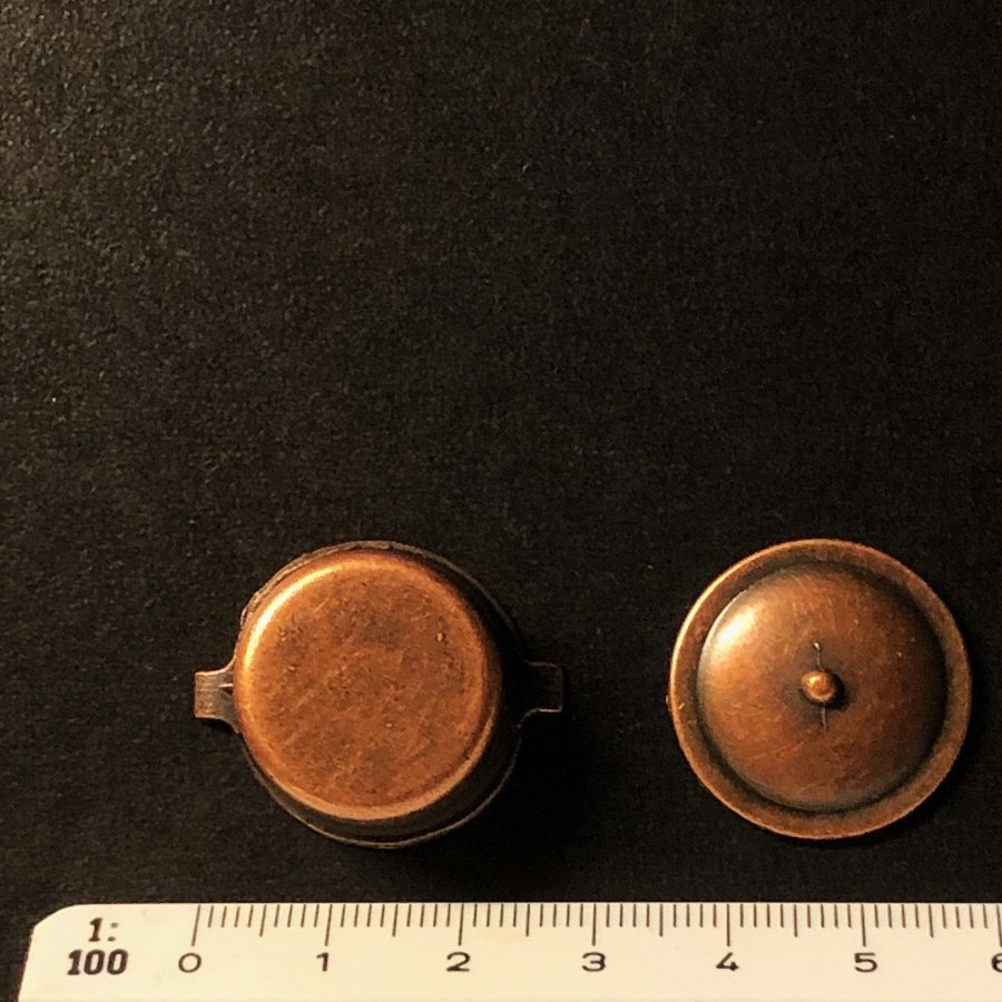 Miniatyr; Karott med lock i kopparfärgad metall dockskåp dockhus 1:12