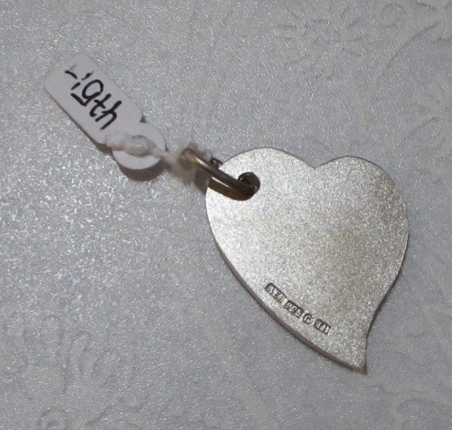 Oanvänt hänge silver hjärta stämplad AEH 925 T11 tags A Hildebrand Hovjuvelerare