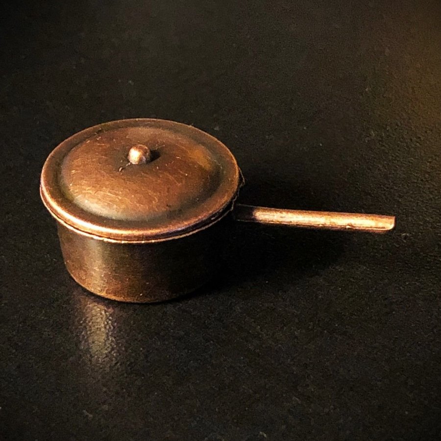 Miniatyr; Kastrull med lock i kopparfärgad metall dockskåp dockhus 1:12