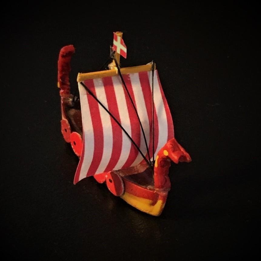 Miniatyr vikingaskepp skuta båt 42 cm av trä dockskåp dockhus 1:12 Lundby