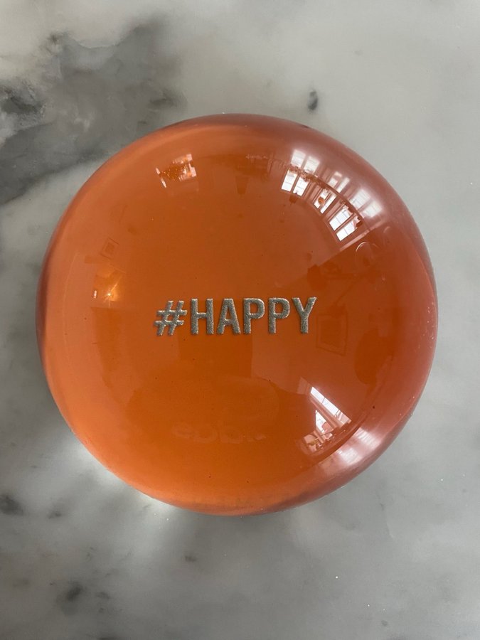 VACKER ORANGE PAPPERSVIKT I GLAS PAPER WEIGHT #HAPPY