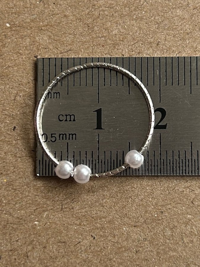En tunn ring silver med vita pärlor 18 mm - stress ångest fidget