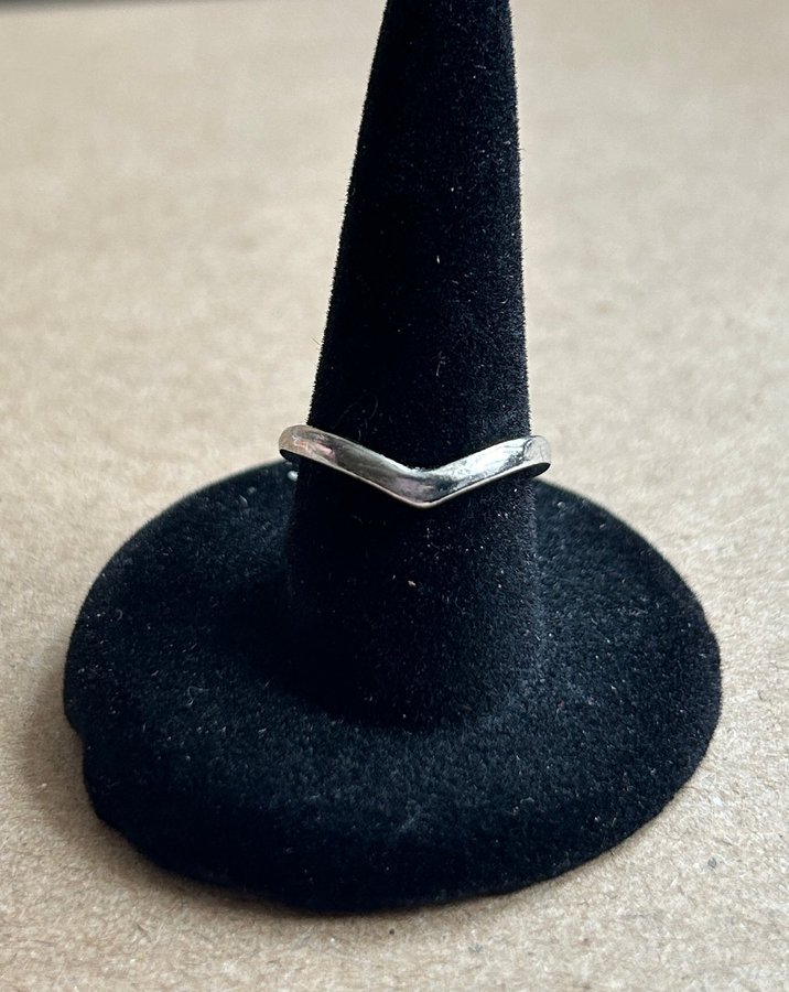 En V-formad ring silver design 16 mm fingerring trend spets pilform