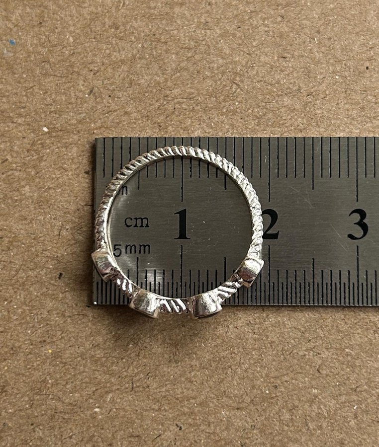 En twistad ring silver design 16-17 mm fingerring trend flätad svarta detaljer