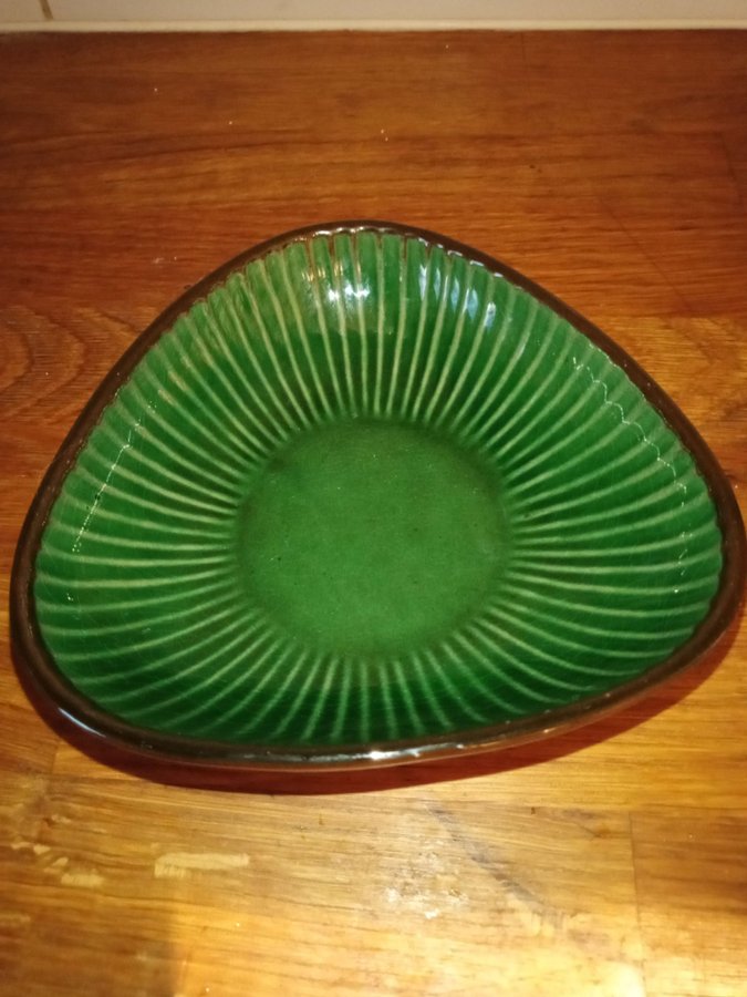 Fin Gabriel Glaserad keramik trekantig skål i gönt och svart