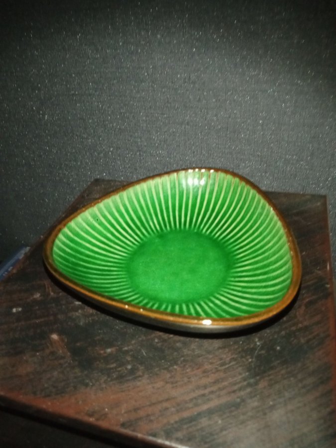 Fin Gabriel Glaserad keramik trekantig skål i gönt och svart