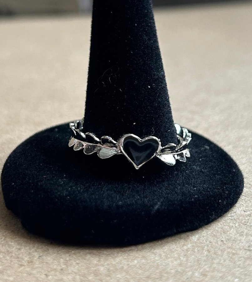 En ring silver kedja av små hjärtan svart hjärta justerbar fingerring trend