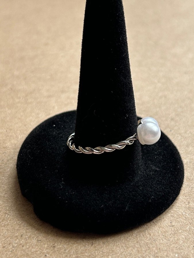 En ring silver twistad twisted vita pärlor justerbar fingerring trend