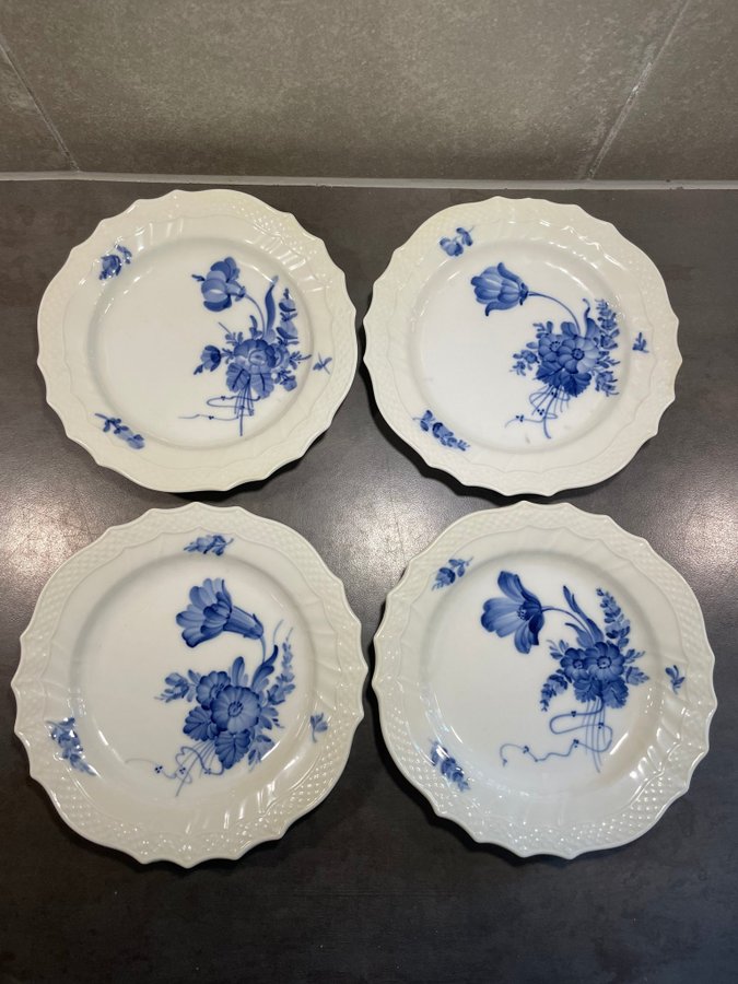 Blå Blomster! 4 tallrikar / assietter 17-18 cm! Nr 1625 Royal Copenhagen!