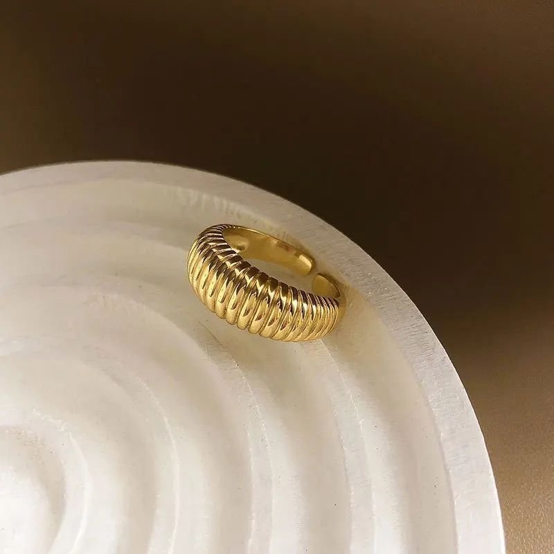 Helt ny!!! Otroligt fin ring i rostfritt guld stämplat med S925
