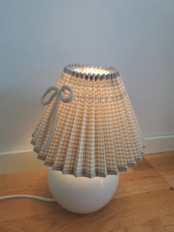 Bordslampa med retro skärm