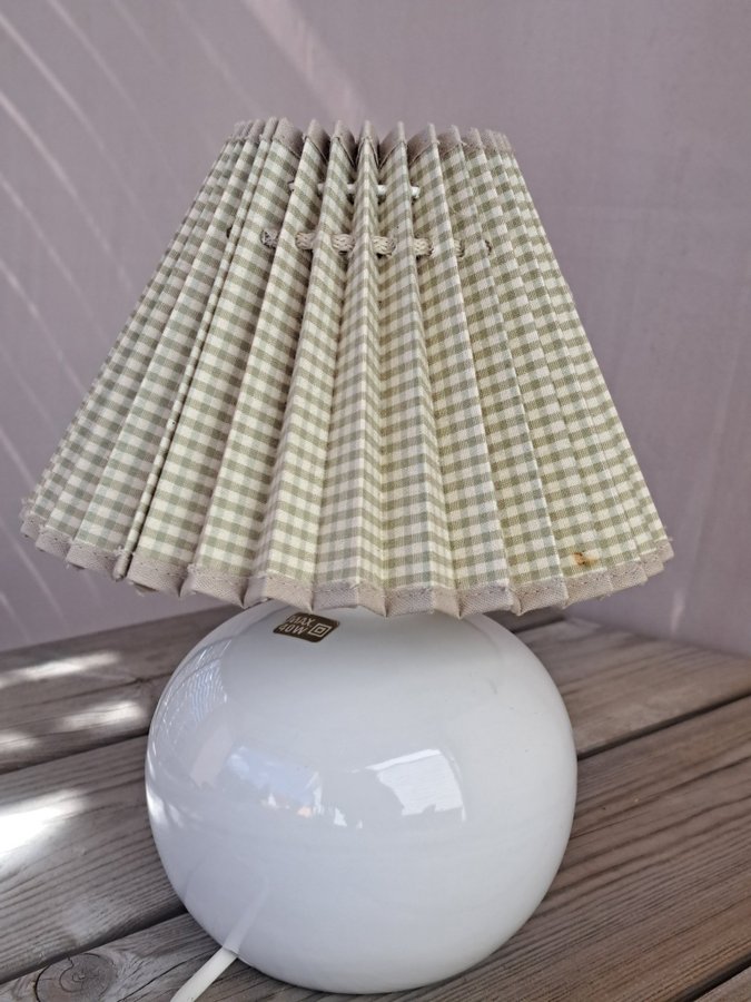 Bordslampa med retro skärm