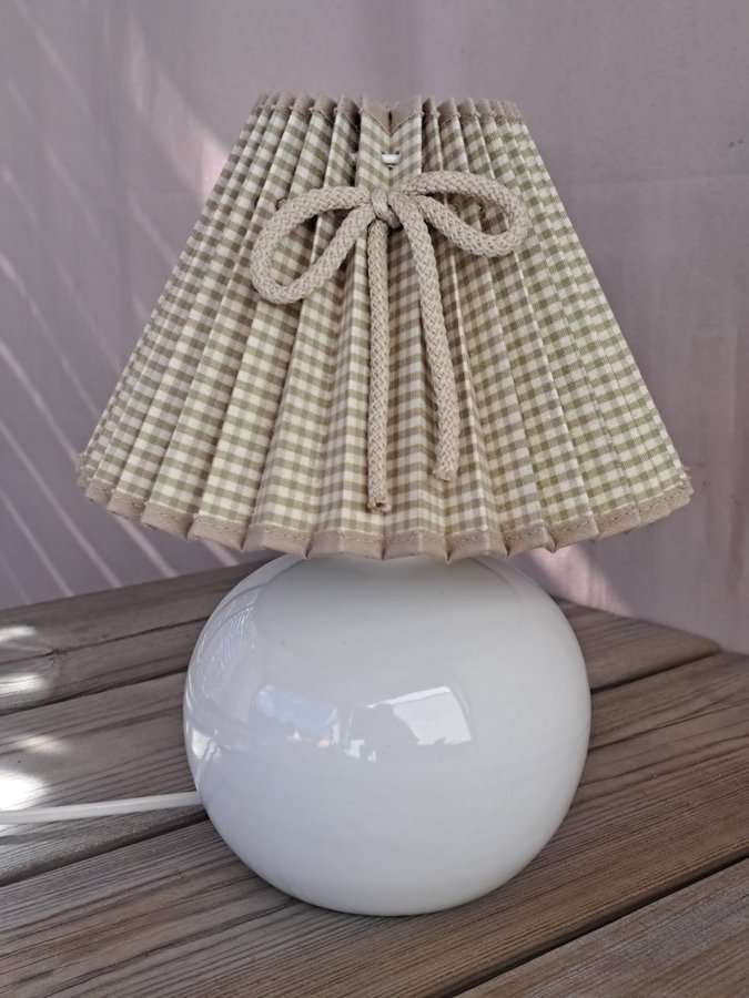 Bordslampa med retro skärm