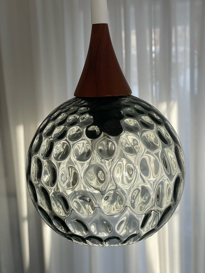 VINTAGE TAKLAMPA I RÖKFÄRGAT GLAS TEAK GLASKUPOR LAMPA 60-tal RETRO