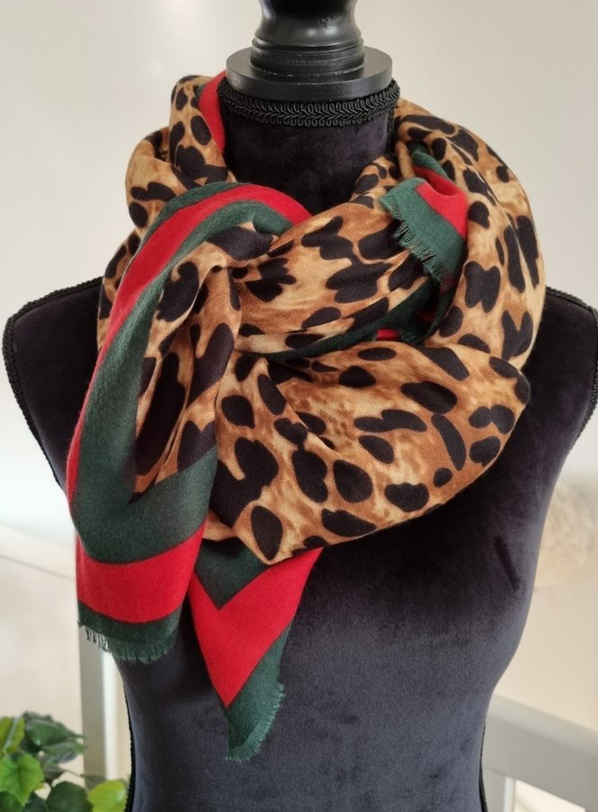 NY oanvänd STOR sjal halsduk Leopard print med röd grön kant rand ifrån Jackie