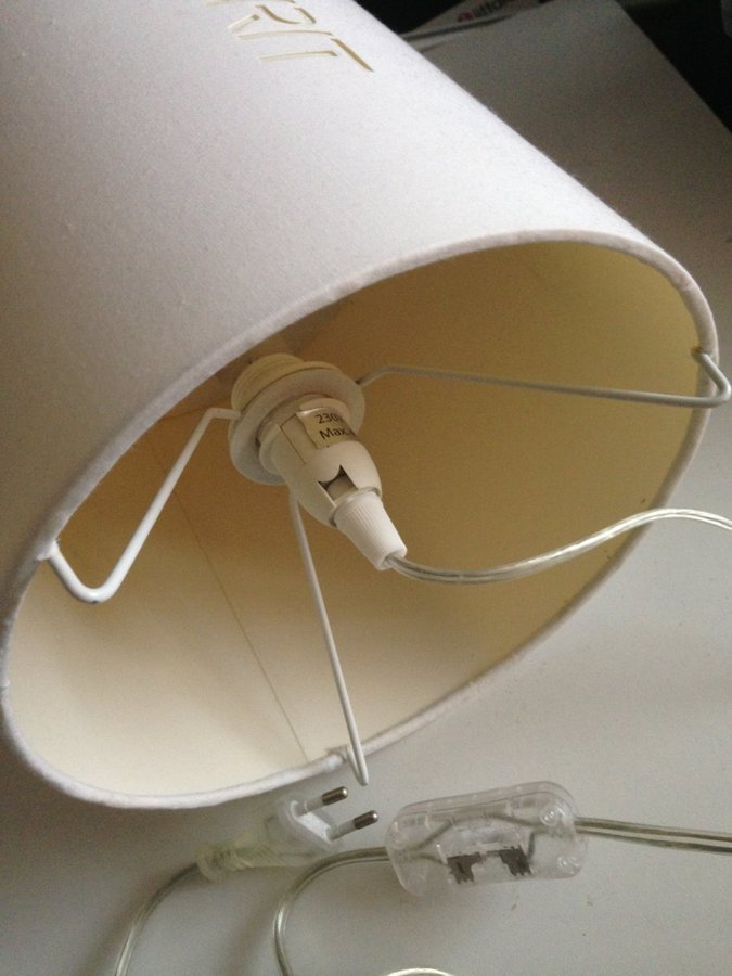 ESPRIT BORDSLAMPA- Vacker elegant vit RETRO