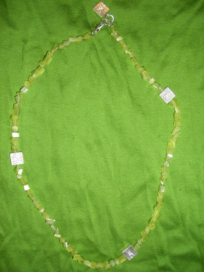 Halsband av äkta limegröna slipade stenarSNÖ of SwedenNytt