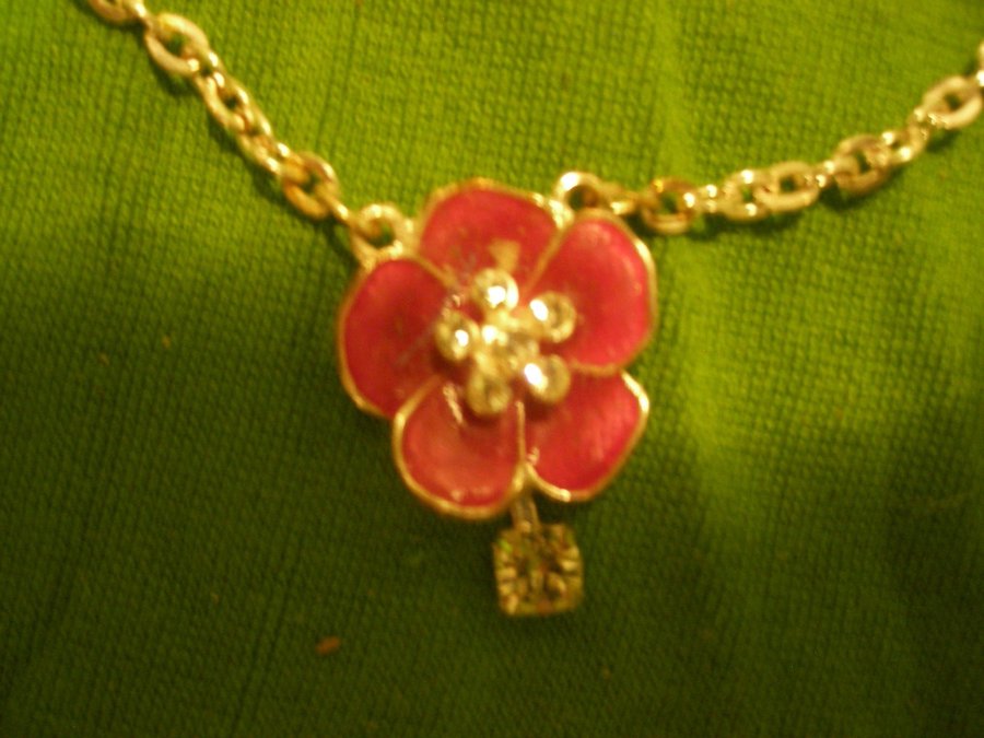 Halsband med sött hänge i form av en blomma i cerise Nytt!