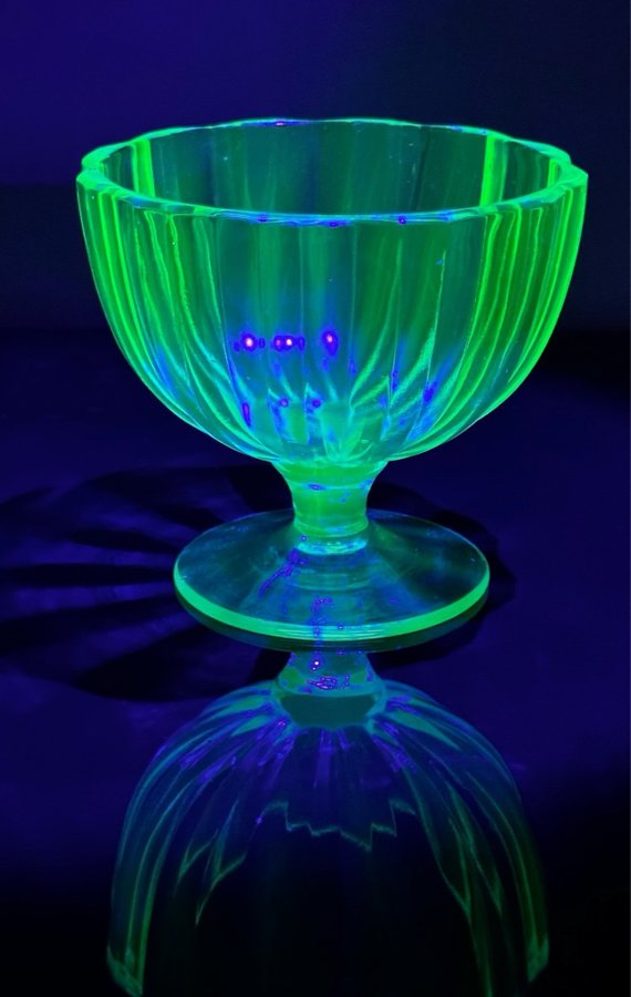 Skål/glas på fot - uranglas uran uranium glass / antikt retro grönt glas