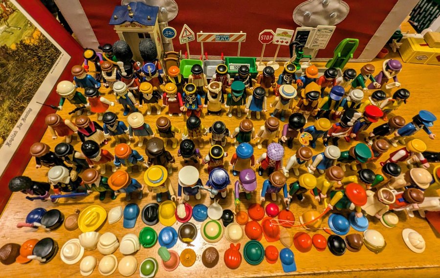 84 Playmobil figurer och tillbehör