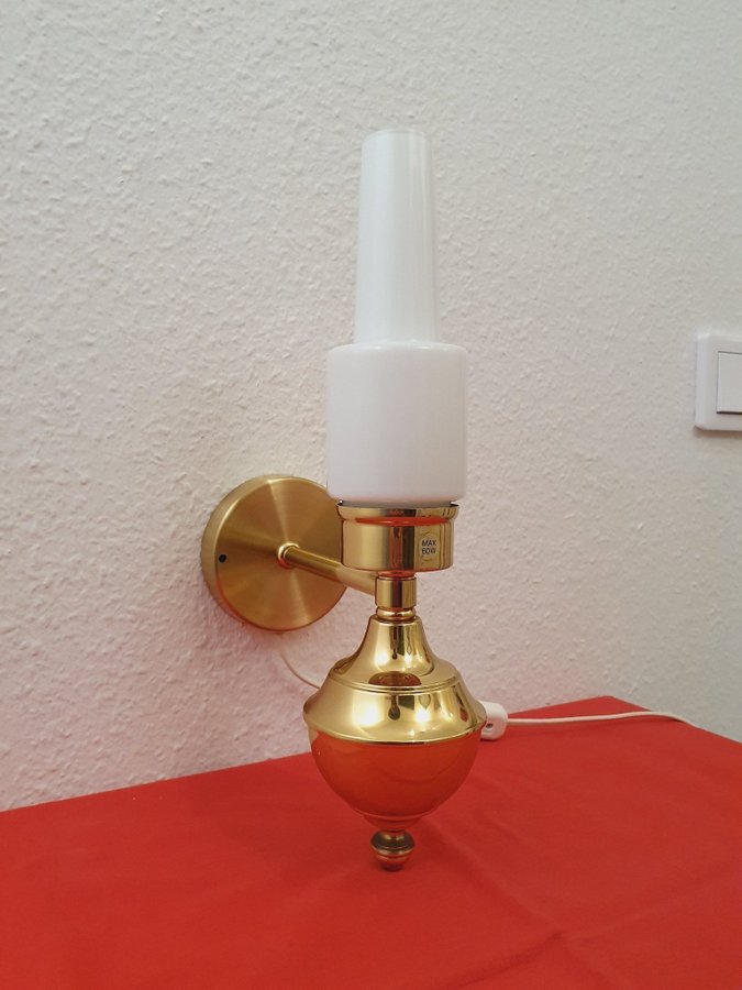 Retro Vintage VÄGGLAMPA Ewå Värnamo i mässing oc glas 1900-talets fjärde kvartal