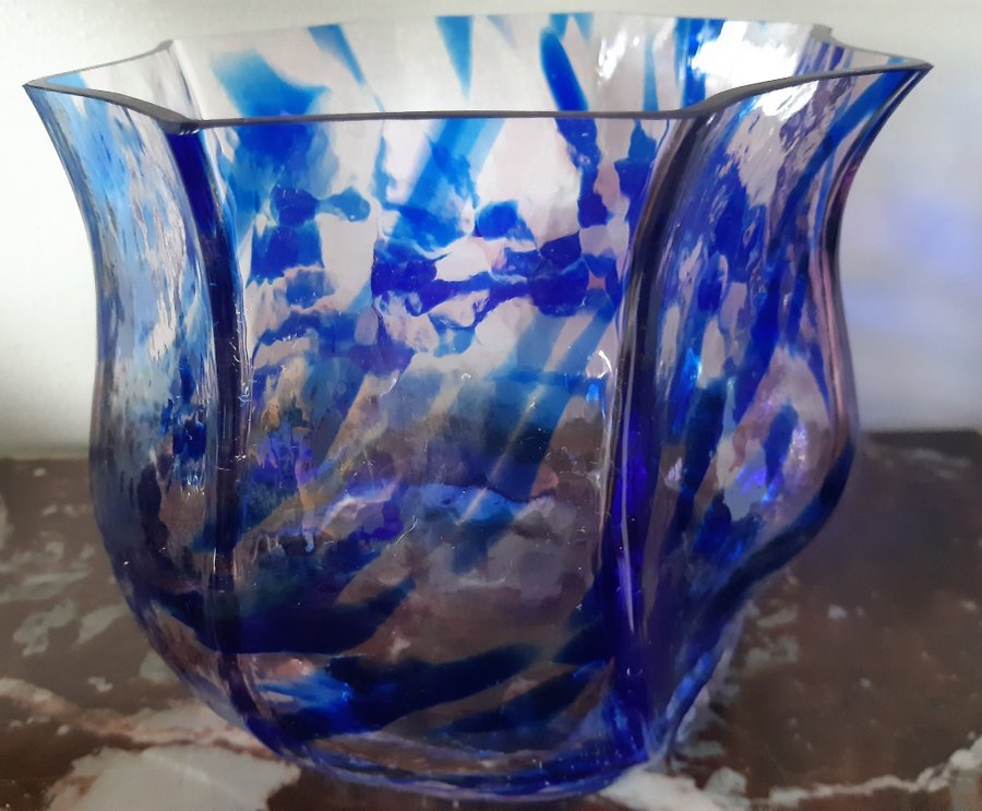 Costa Boda Jättefin Kristall Konstglas Skål blå rosa vit Ny skick 17x16 cm
