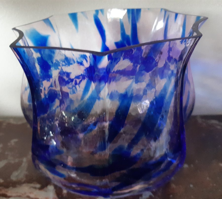 Costa Boda Jättefin Kristall Konstglas Skål blå rosa vit Ny skick 17x16 cm