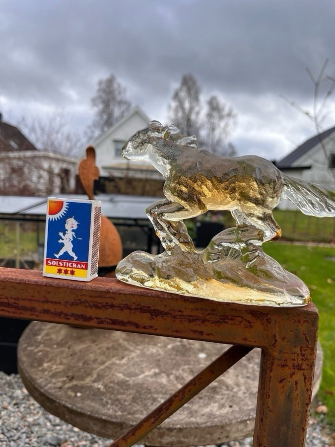 Glashäst figurin i gult glas troligtvis Bergdala glasbruk 1970-tal retro