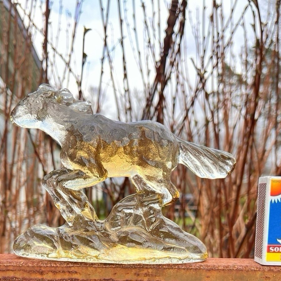 Glashäst figurin i gult glas troligtvis Bergdala glasbruk 1970-tal retro