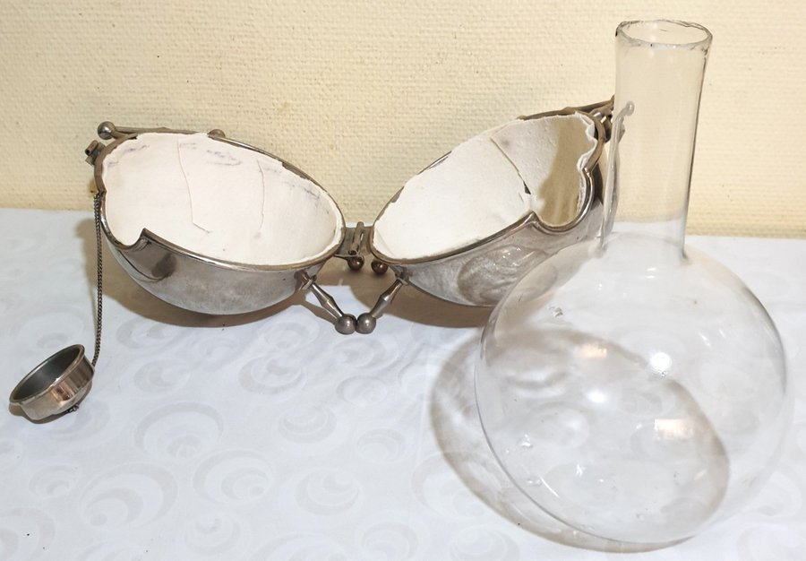 VINTAGE - KAFFEPUMPA - KAFFEKULA vitmetall och glas 1900-talets första hälft