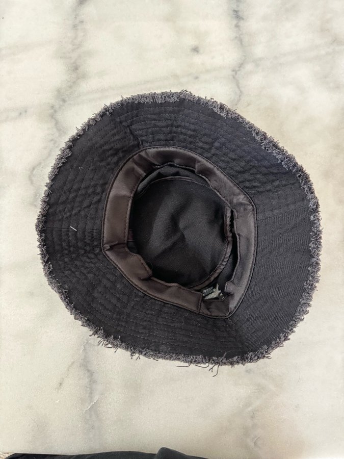 Svart buckethat - One Size