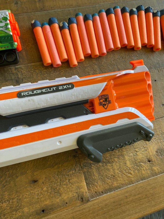 Nerf roughcut och en custom xshot